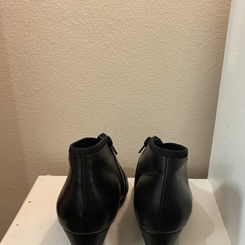 Blk Lther Shoe Bootie<br />
Black<br />
Size: 10 R $159