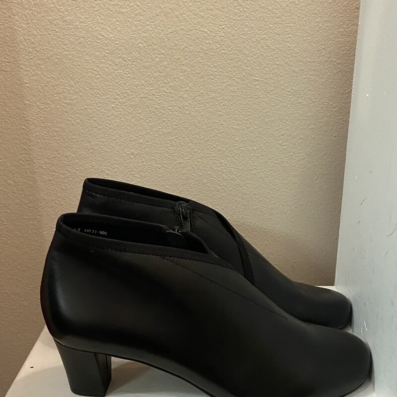 Blk Lther Shoe Bootie<br />
Black<br />
Size: 10 R $159