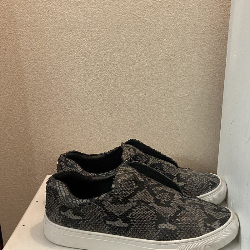 Gry/blk Snake Sneaker<br />
Gry/blk<br />
Size: 7