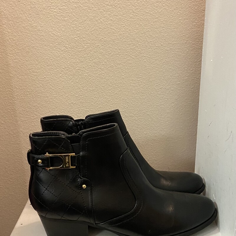 NEW Blk Bckle Bootie<br />
Black<br />
Size: 9