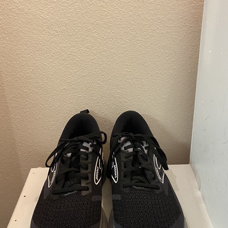 EUC Blk/wht Running Shoe<br />
Blk/wht<br />
Size: 11