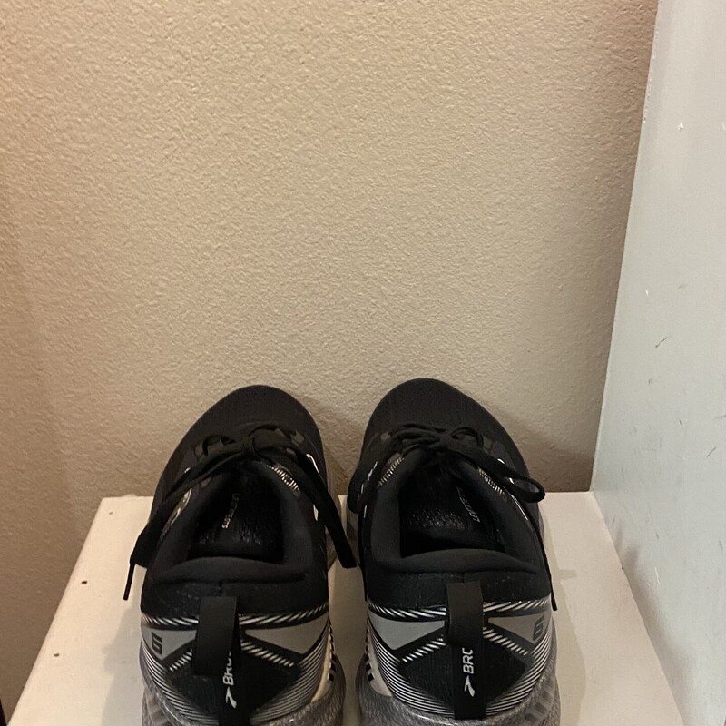 EUC Blk/wht Running Shoe<br />
Blk/wht<br />
Size: 11