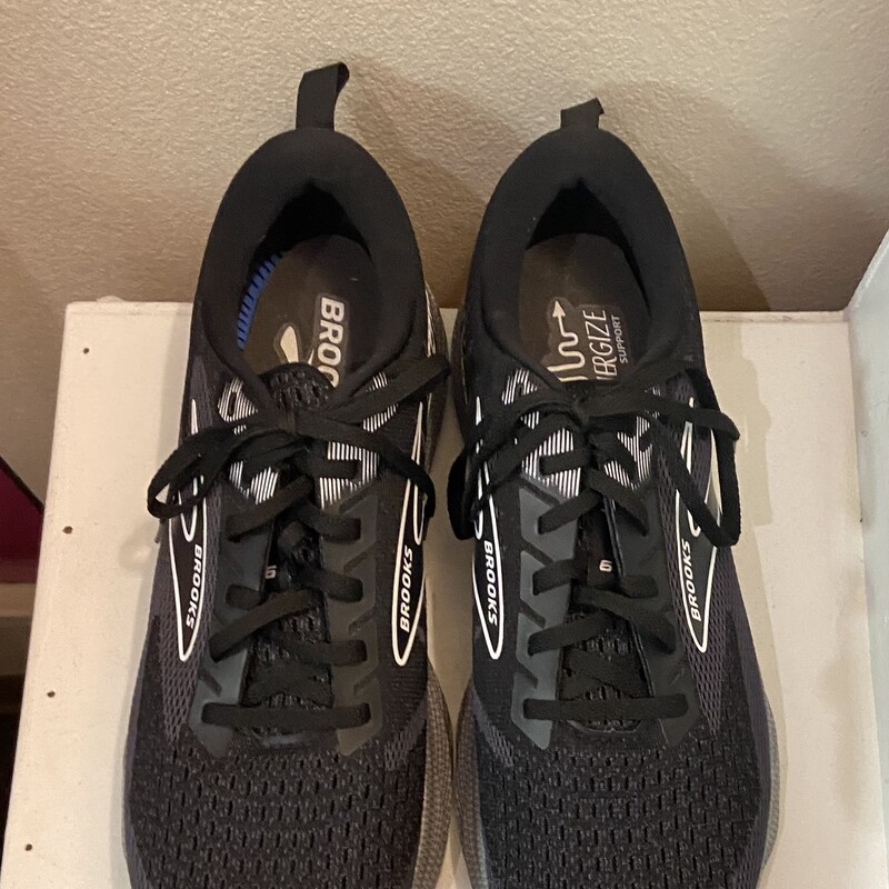 EUC Blk/wht Running Shoe<br />
Blk/wht<br />
Size: 11