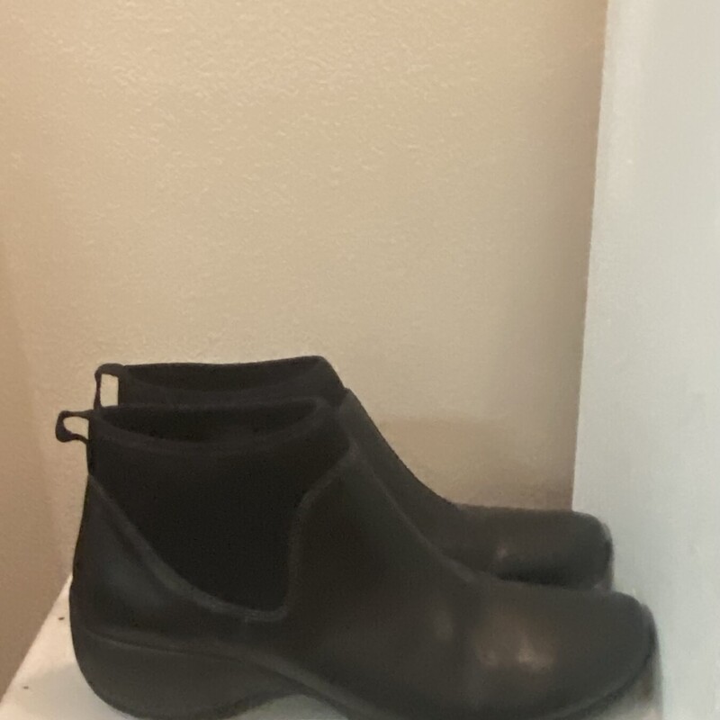 Blk Lther Ankle Boot<br />
Black<br />
Size: 8