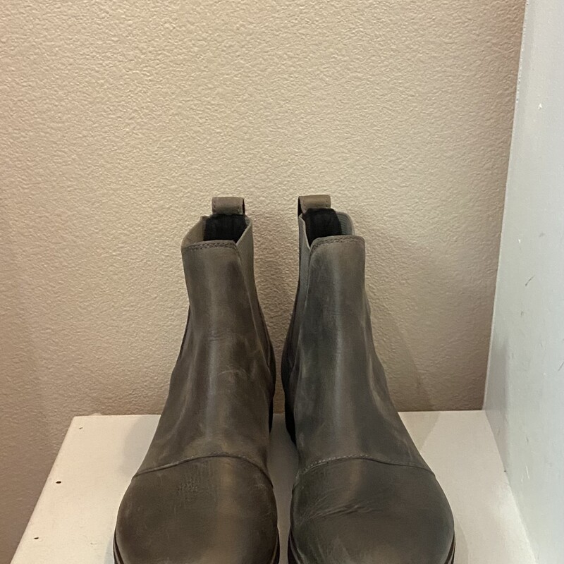 Olive Leather Boot<br />
Olive<br />
Size: 9