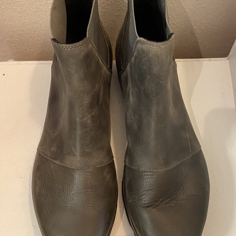 Olive Leather Boot<br />
Olive<br />
Size: 9