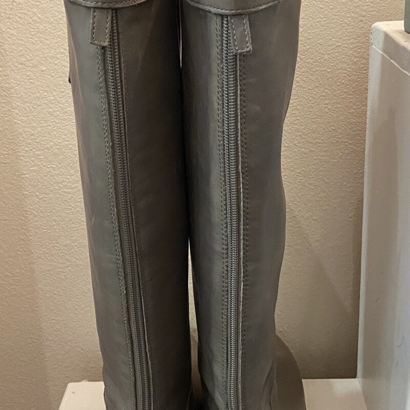 Gry Grn Lther Tall Boot
Grey Grn
Size: 10 R $177