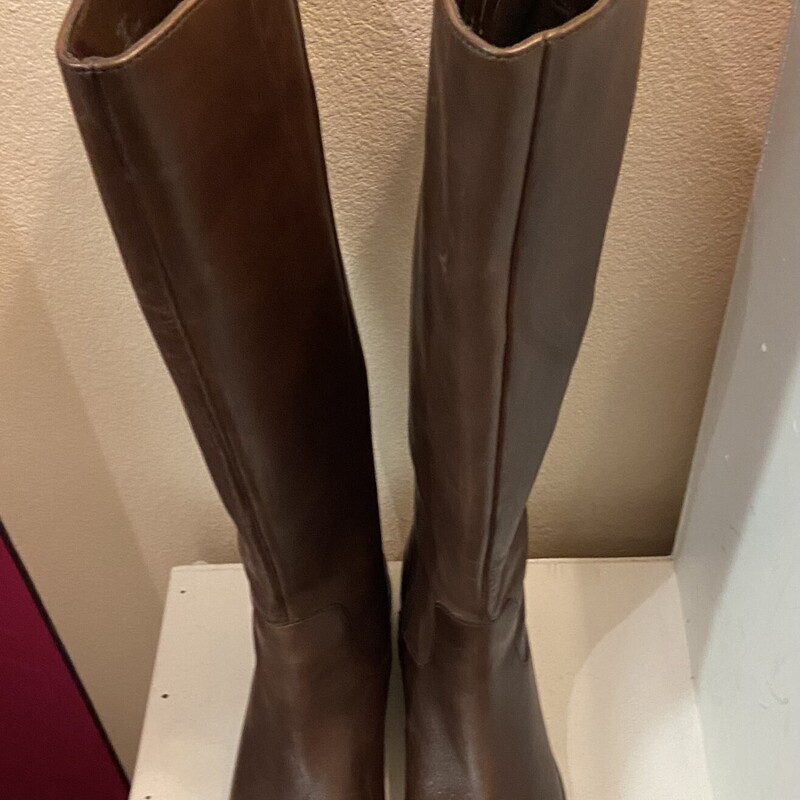 Brwn Leather Tall Boots<br />
Brown<br />
Size: 7