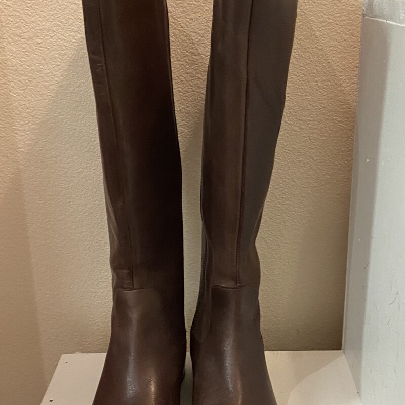 Brwn Leather Tall Boots<br />
Brown<br />
Size: 7