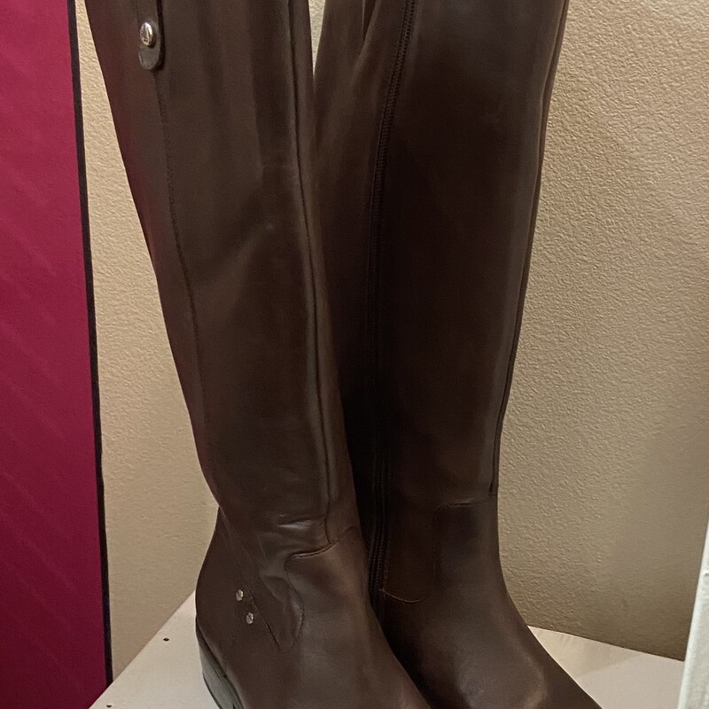 Brwn Leather Tall Boots<br />
Brown<br />
Size: 7