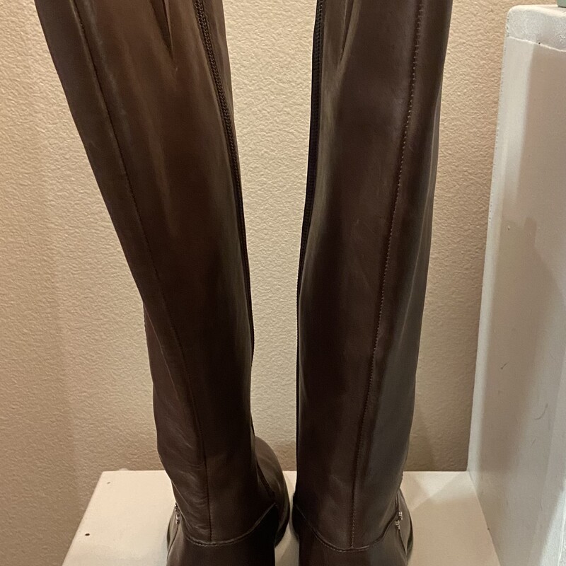 Brwn Leather Tall Boots<br />
Brown<br />
Size: 7