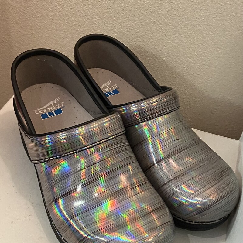 Slv Irridescent Clog<br />
Silver<br />
Size: 7.5/8