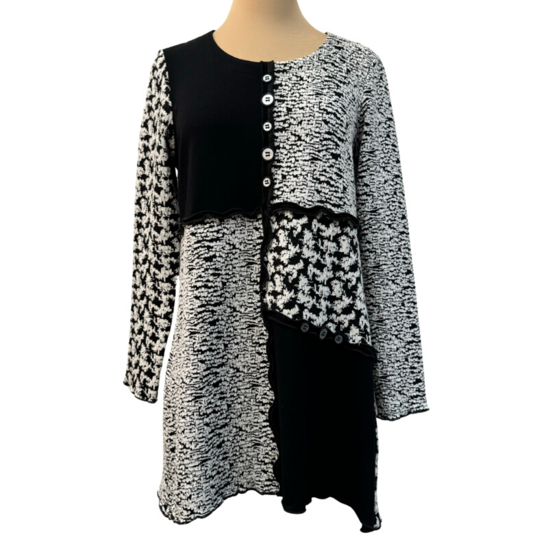 Pure Essence Tunic<br />
Raw Hem Detail<br />
Button Accents<br />
Absolutely Adorable!<br />
Black and White<br />
Size: Medium