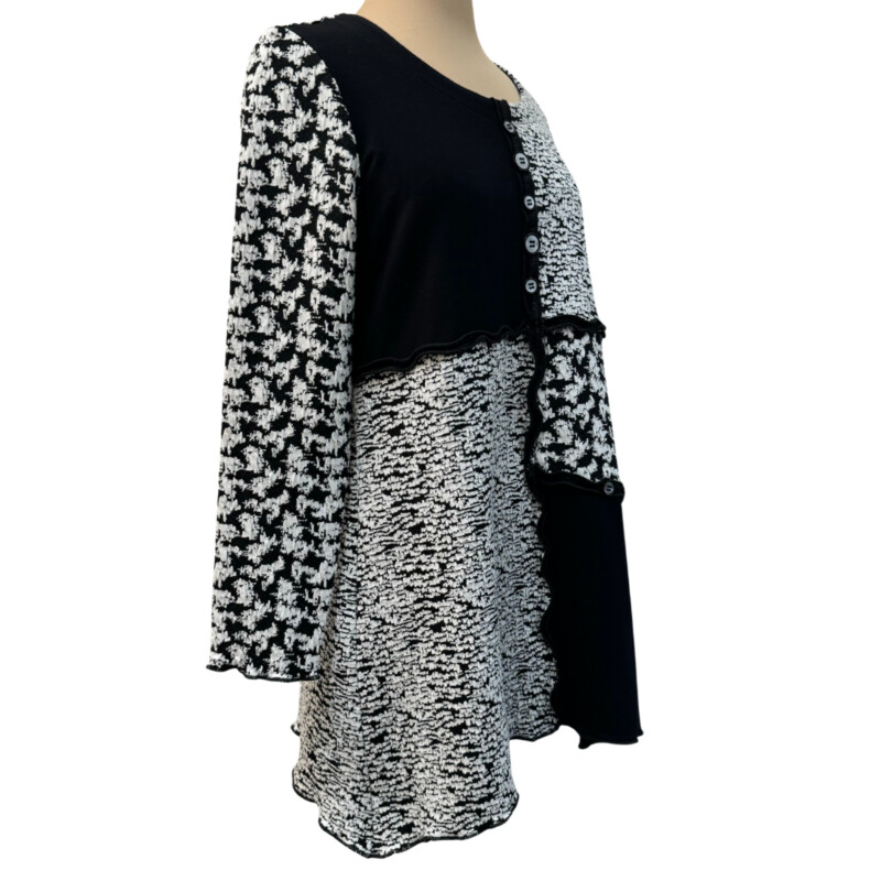 Pure Essence Tunic<br />
Raw Hem Detail<br />
Button Accents<br />
Absolutely Adorable!<br />
Black and White<br />
Size: Medium