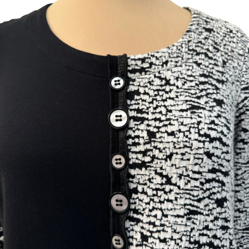 Pure Essence Tunic<br />
Raw Hem Detail<br />
Button Accents<br />
Absolutely Adorable!<br />
Black and White<br />
Size: Medium