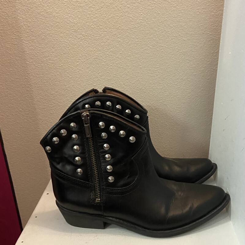 Blk Lther Stud Ankle Boot<br />
Black<br />
Size: 6 1/2