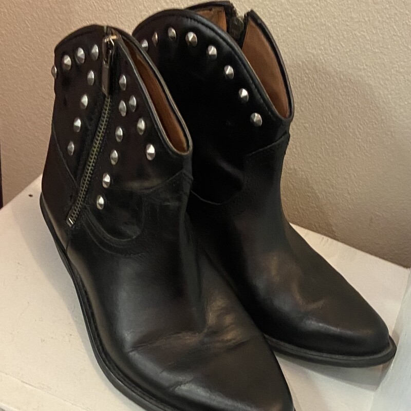 Blk Lther Stud Ankle Boot
Black
Size: 6 1/2