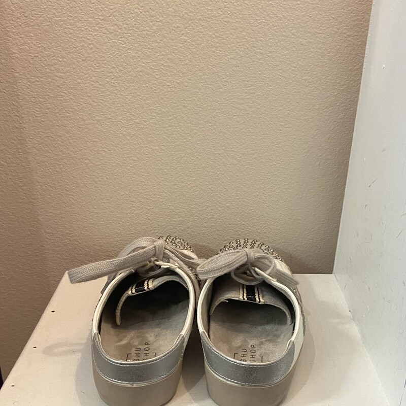 Wht/gry Lthr Stud Sneaker<br />
Wht/gry<br />
Size: 7