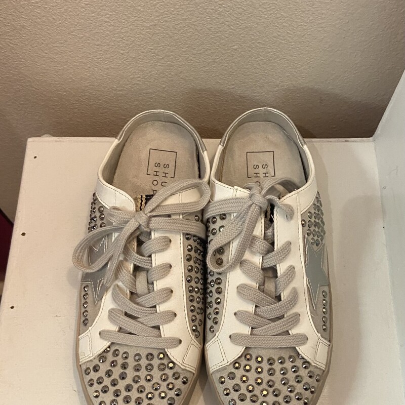 Wht/gry Lthr Stud Sneaker
Wht/gry
Size: 7