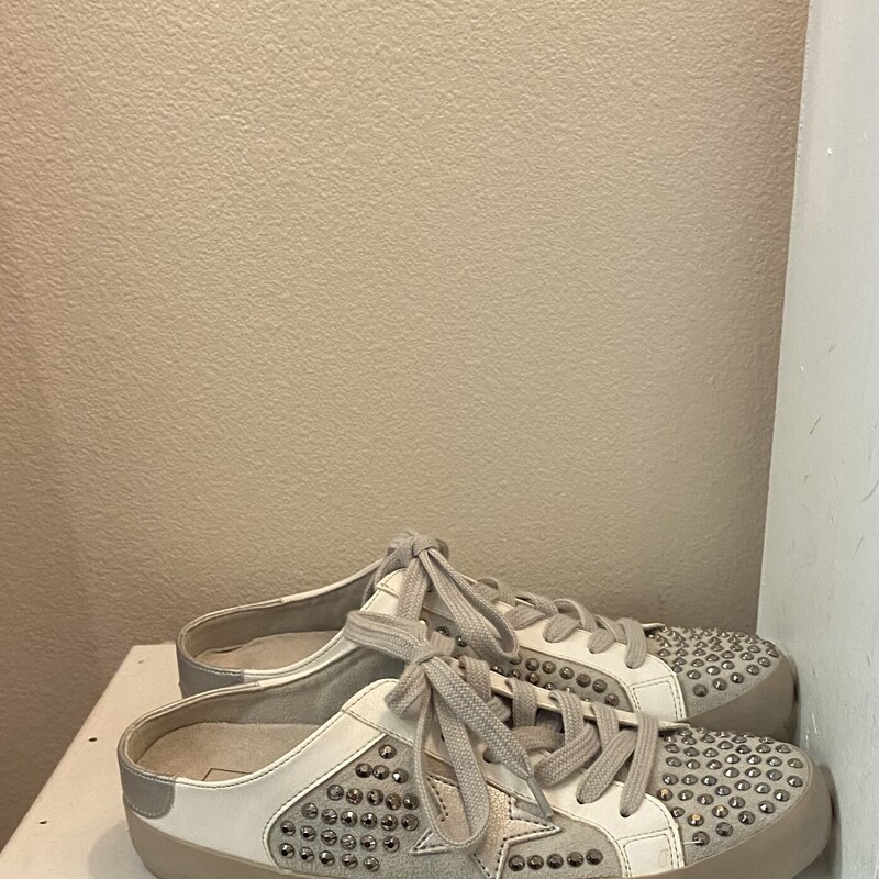 Wht/gry Lthr Stud Sneaker<br />
Wht/gry<br />
Size: 7