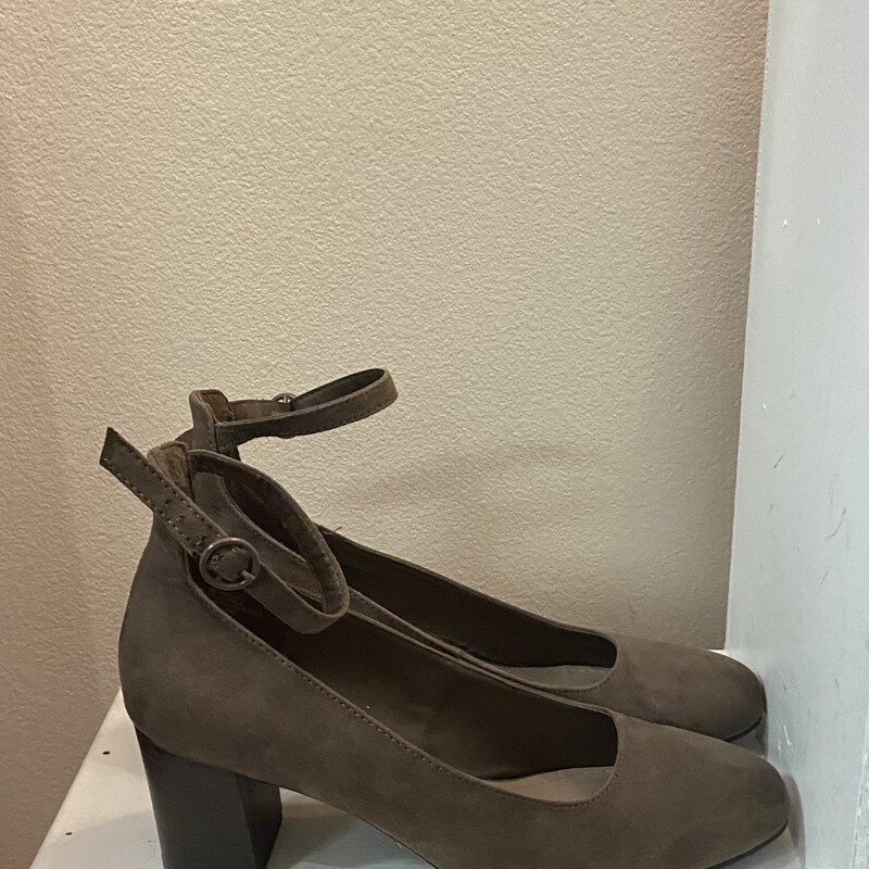 Brw Ankle Buckle Heel<br />
Brown<br />
Size: 9