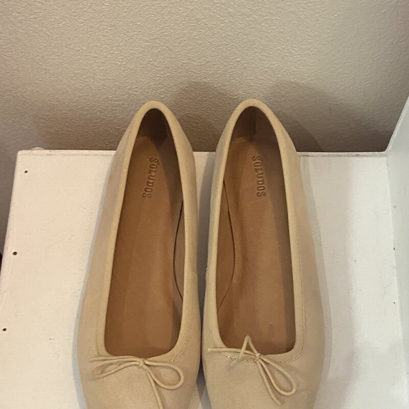 NEW Tan Suede Ballet Flat<br />
Tan<br />
Size: 8