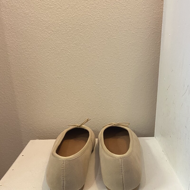 NEW Tan Suede Ballet Flat<br />
Tan<br />
Size: 8