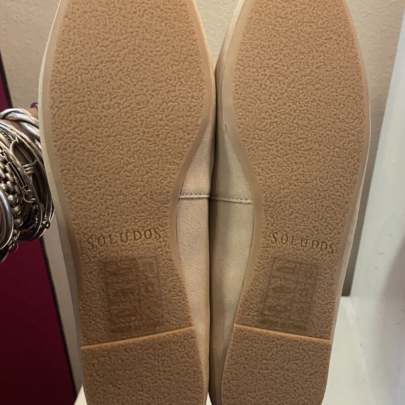 NEW Tan Suede Ballet Flat<br />
Tan<br />
Size: 8