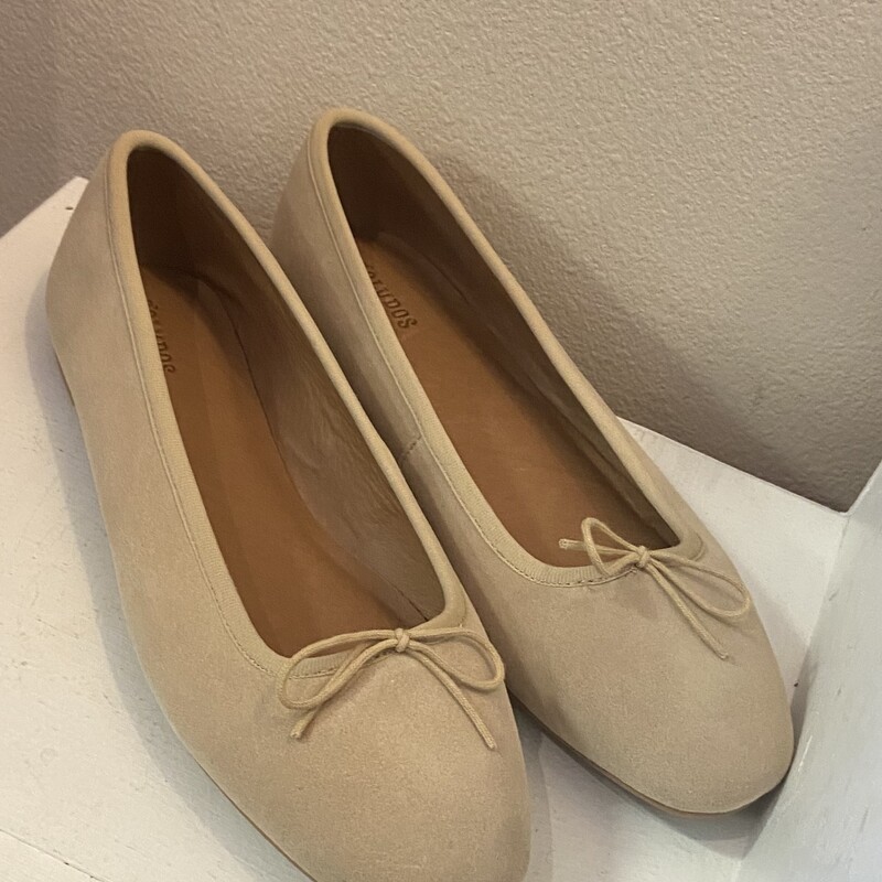 NEW Tan Suede Ballet Flat<br />
Tan<br />
Size: 8