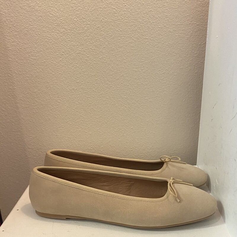 NEW Tan Suede Ballet Flat<br />
Tan<br />
Size: 8