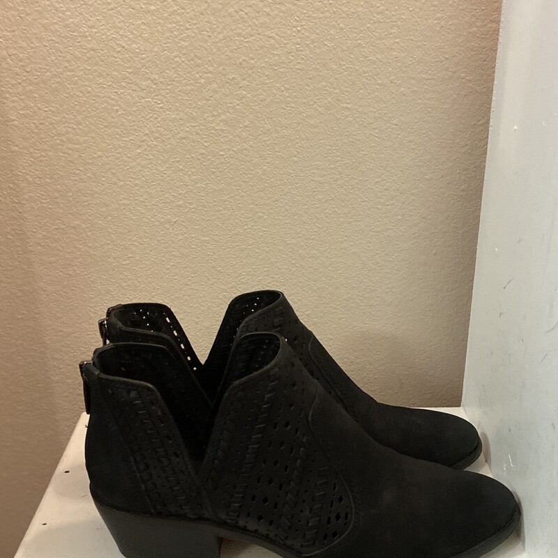 Blk Lther Cutout Bootie<br />
Black<br />
Size: 7 1/2