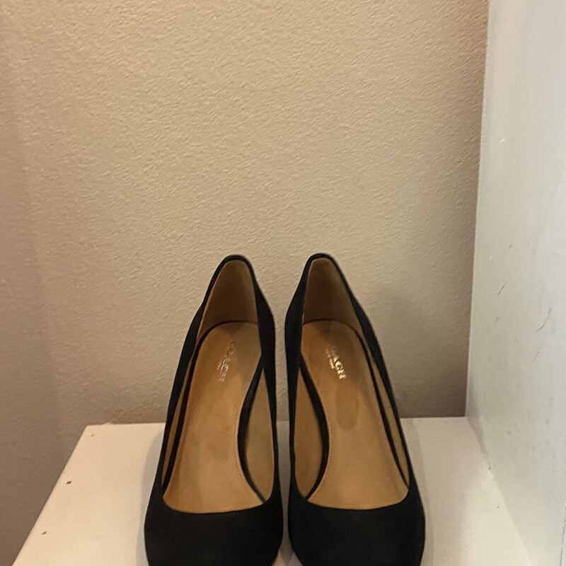 Blk Suede Pumps<br />
Black<br />
Size: 8 AS IS