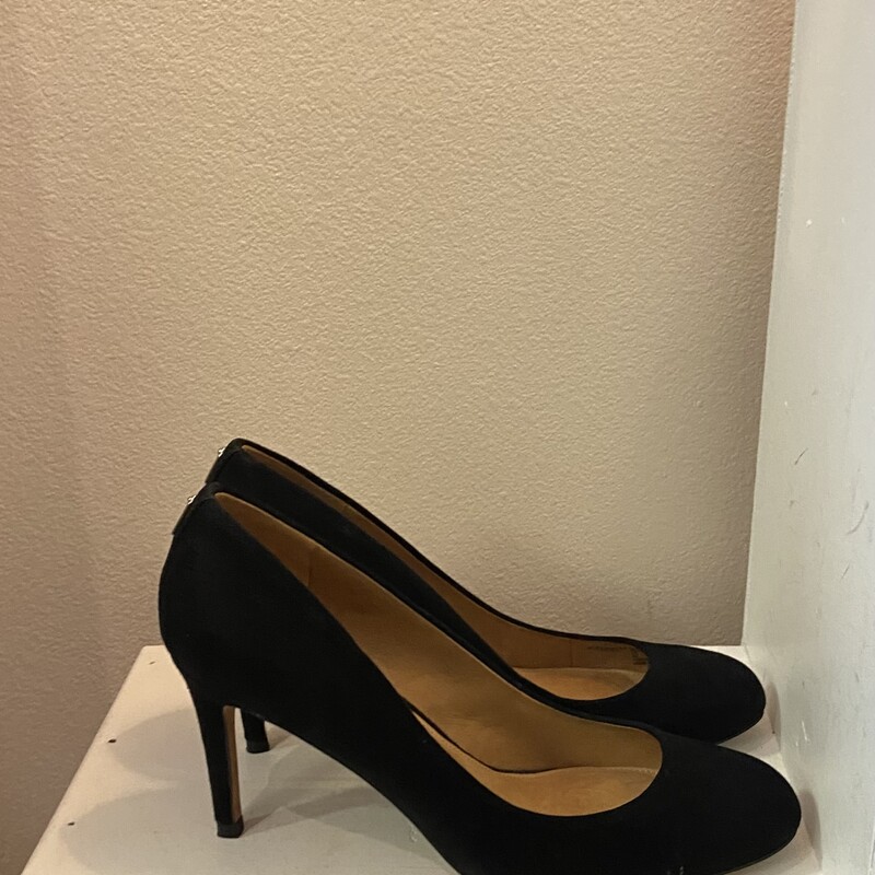 Blk Suede Pumps<br />
Black<br />
Size: 8 AS IS