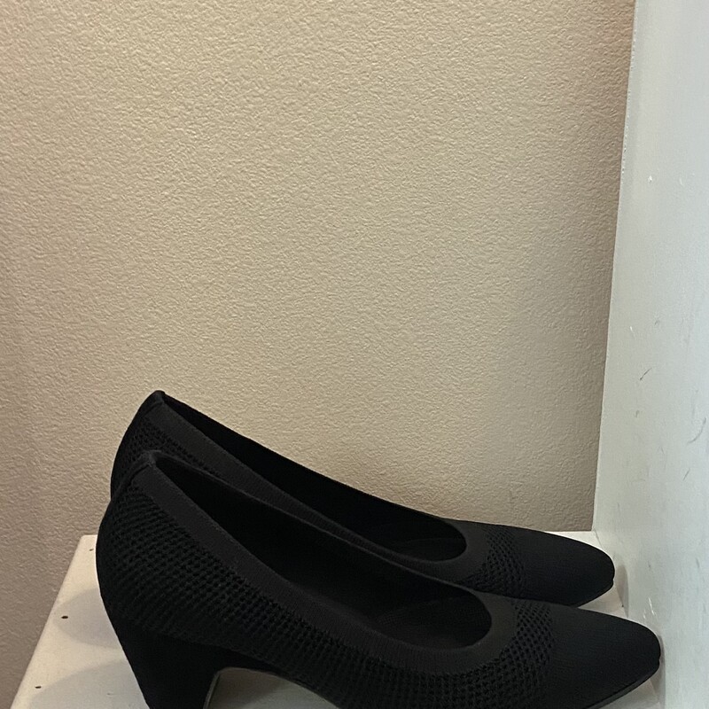 Blk Stretch Fabric Heel<br />
Black<br />
Size: 8 1/2