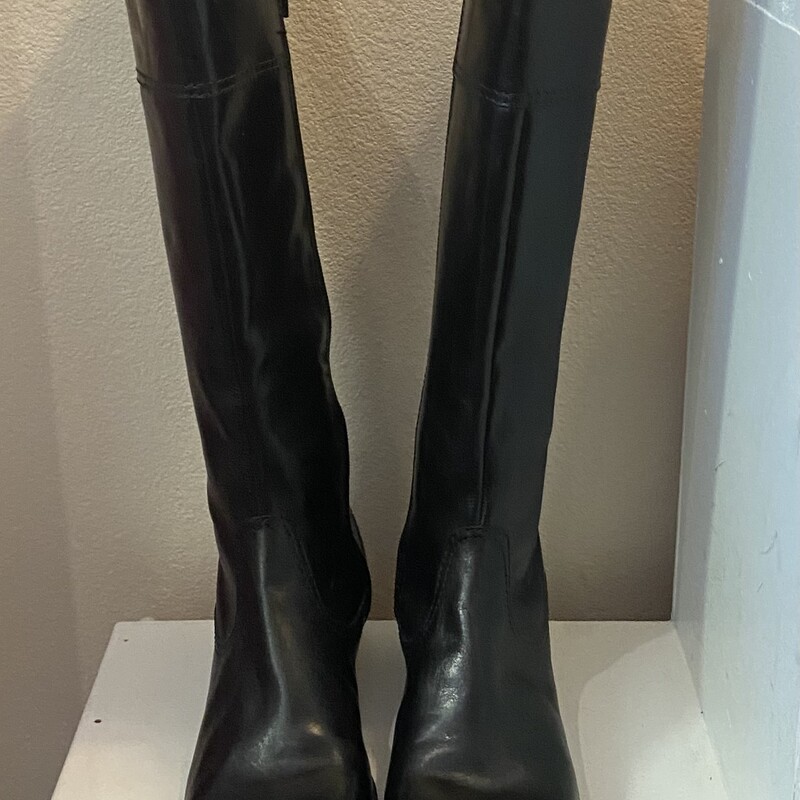 Blk Leather Tall Boot<br />
Black<br />
Size: 7