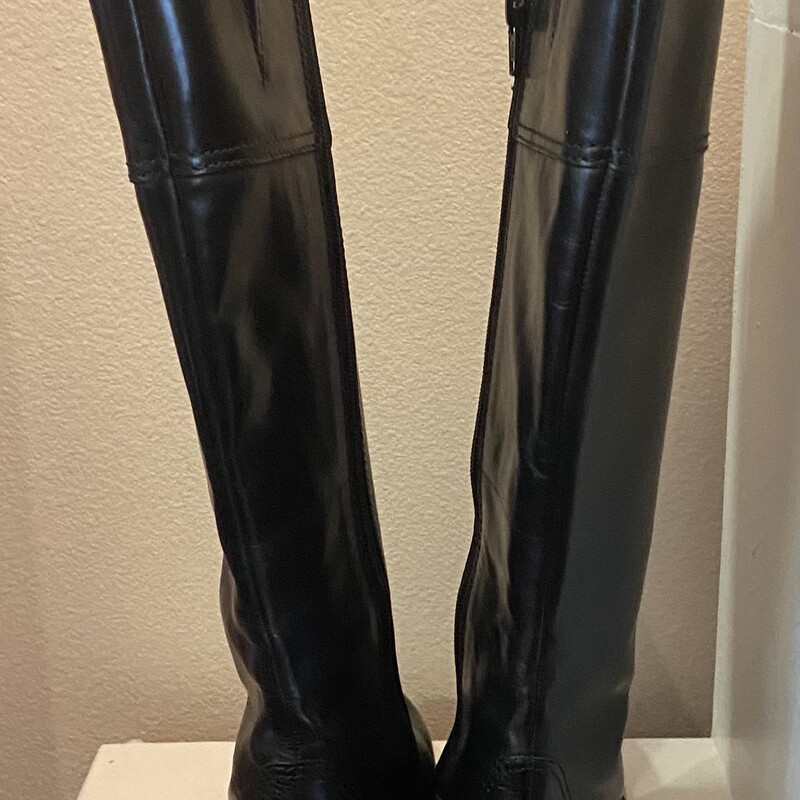 Blk Leather Tall Boot<br />
Black<br />
Size: 7