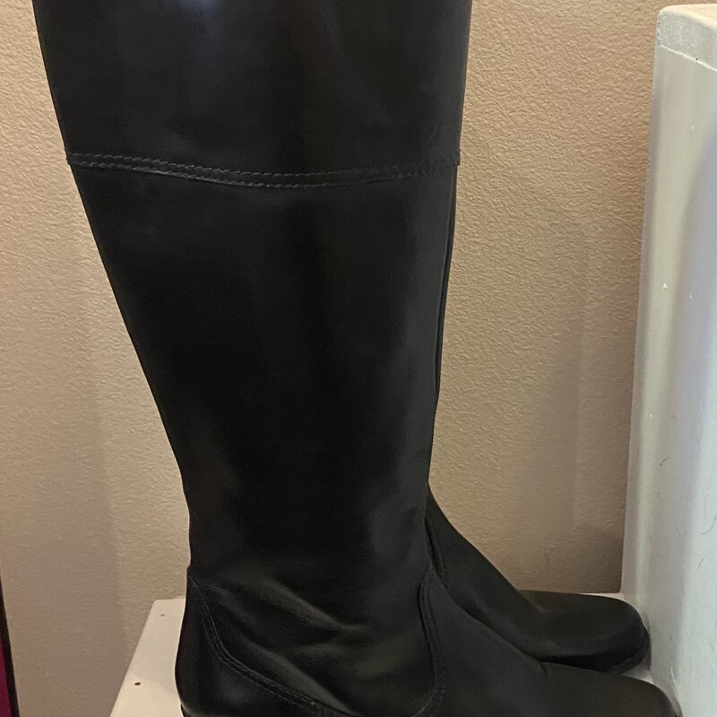 Blk Leather Tall Boot<br />
Black<br />
Size: 7