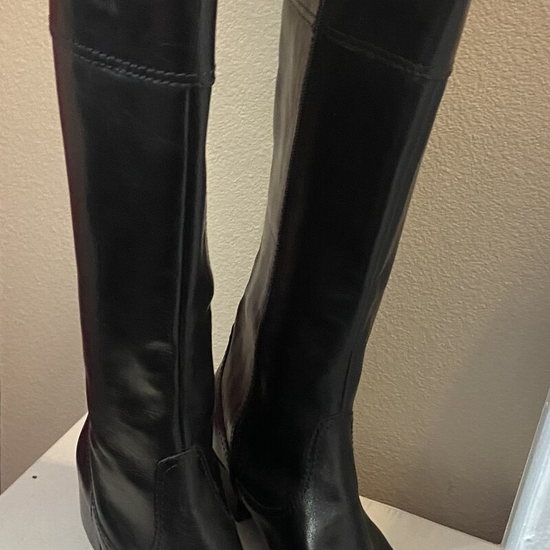 Blk Leather Tall Boot<br />
Black<br />
Size: 7