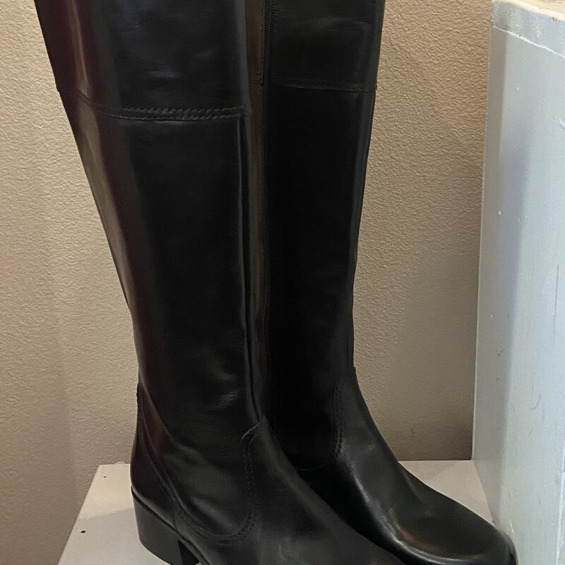 Blk Leather Tall Boot<br />
Black<br />
Size: 7