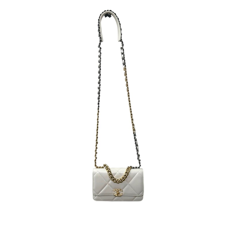 From the 2020-2021 Collection by Virginie Viard<br />
Neutrals Lambskin<br />
Interlocking CC Logo, Quilted Pattern & Chain-Link Accent<br />
Gold-Tone & Silver-Tone Hardware<br />
Chain-Link Handle & Chain-Link Shoulder Strap<br />
Chain-Link Accents<br />
Grosgrain Lining & Four Interior Pockets with Card Slots<br />
Snap Closure at Front<br />
Comes with box and bag<br />
Code: Shown in photos<br />
Dimensions: Shoulder Strap Drop: 23.5<br />
Height: 4.5<br />
Width: 7.75<br />
Depth: 1.75