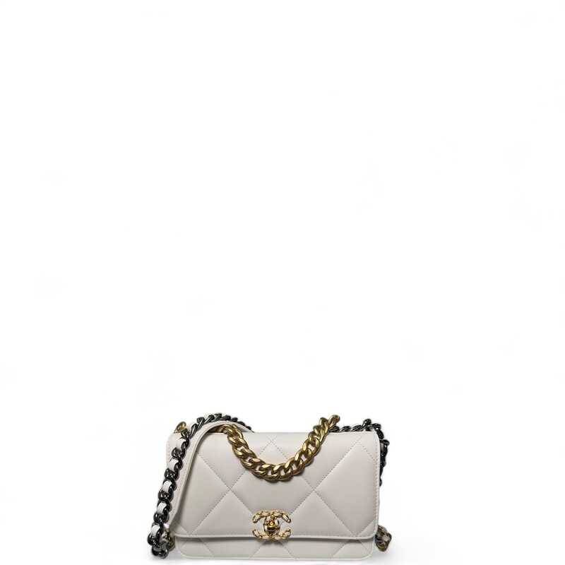 From the 2020-2021 Collection by Virginie Viard
Neutrals Lambskin
Interlocking CC Logo, Quilted Pattern & Chain-Link Accent
Gold-Tone & Silver-Tone Hardware
Chain-Link Handle & Chain-Link Shoulder Strap
Chain-Link Accents
Grosgrain Lining & Four Interior Pockets with Card Slots
Snap Closure at Front
Comes with box and bag
Code: Shown in photos
Dimensions: Shoulder Strap Drop: 23.5
Height: 4.5
Width: 7.75
Depth: 1.75