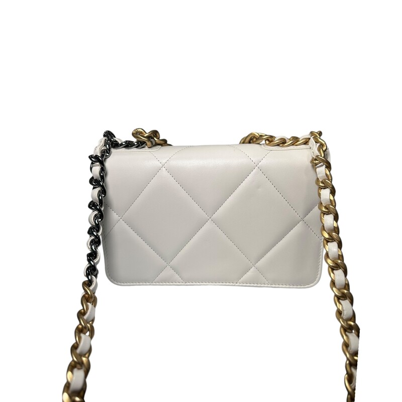 From the 2020-2021 Collection by Virginie Viard<br />
Neutrals Lambskin<br />
Interlocking CC Logo, Quilted Pattern & Chain-Link Accent<br />
Gold-Tone & Silver-Tone Hardware<br />
Chain-Link Handle & Chain-Link Shoulder Strap<br />
Chain-Link Accents<br />
Grosgrain Lining & Four Interior Pockets with Card Slots<br />
Snap Closure at Front<br />
Comes with box and bag<br />
Code: Shown in photos<br />
Dimensions: Shoulder Strap Drop: 23.5<br />
Height: 4.5<br />
Width: 7.75<br />
Depth: 1.75