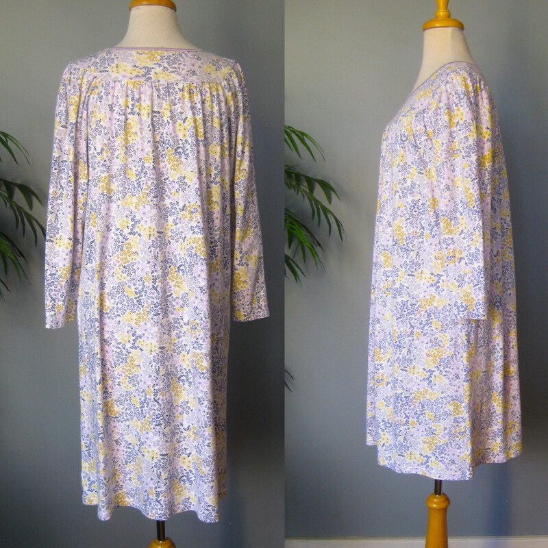 Calida Nightgown, Purple, Size: Small<br />
Pretty high quality nightgown<br />
100% cotton<br />
piped neckline<br />
delicate floral print in lavender and yellow.<br />
size small<br />
flat measurements:<br />
shoulder to shoulder 13.5<br />
armpit to armpit: 22.5<br />
waist area: 24<br />
hip area: 27 length: 40<br />
<br />
excellent condition no flaws.<br />
thanks for looking!<br />
#78820