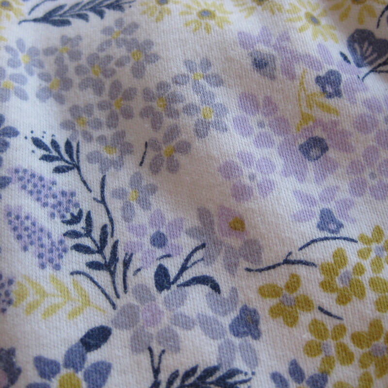 Calida Nightgown, Purple, Size: Small<br />
Pretty high quality nightgown<br />
100% cotton<br />
piped neckline<br />
delicate floral print in lavender and yellow.<br />
size small<br />
flat measurements:<br />
shoulder to shoulder 13.5<br />
armpit to armpit: 22.5<br />
waist area: 24<br />
hip area: 27 length: 40<br />
<br />
excellent condition no flaws.<br />
thanks for looking!<br />
#78820