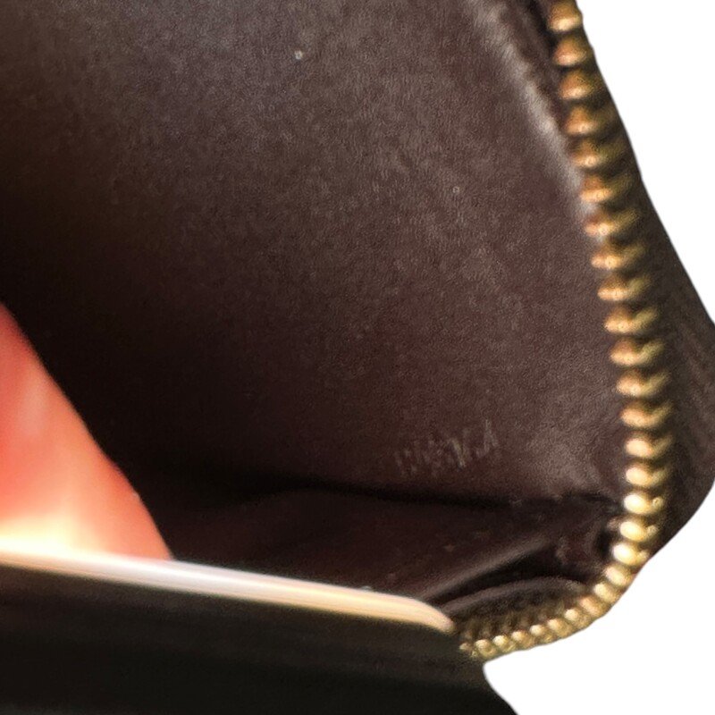 Louis Vuitton Vernis Wallet<br />
 Bordeaux<br />
 Size: OS<br />
<br />
Scratching shown in photos