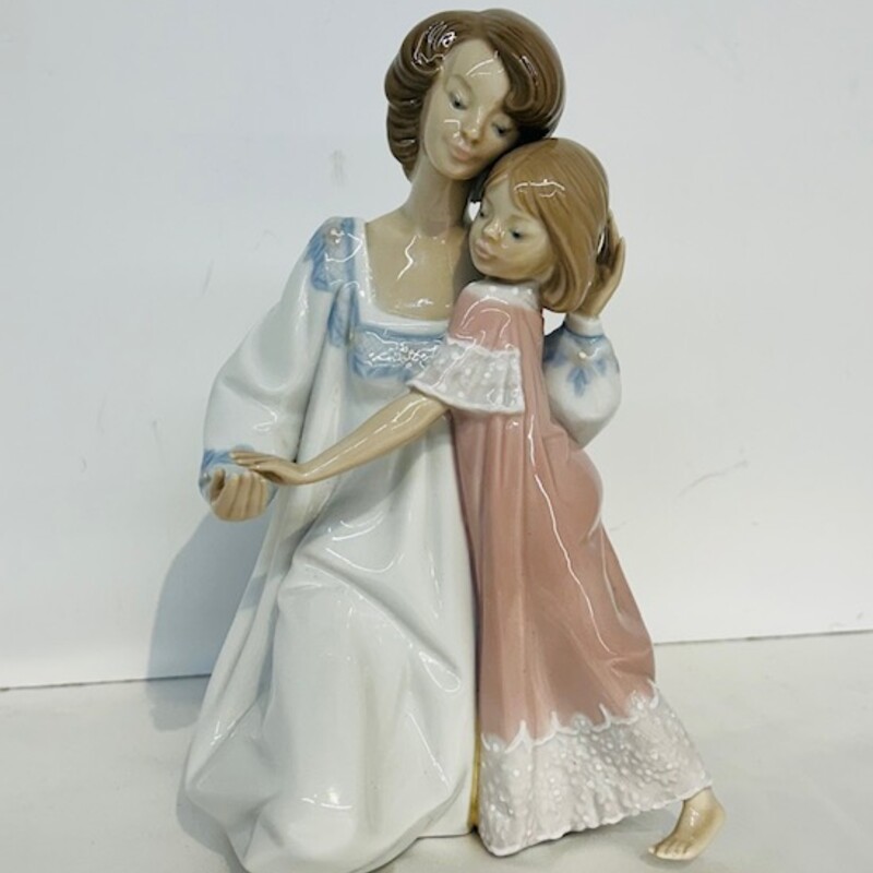 Lladro Goodnight Mom + Daughter Figurine
Pink White Blue
Size: 5.5x8H