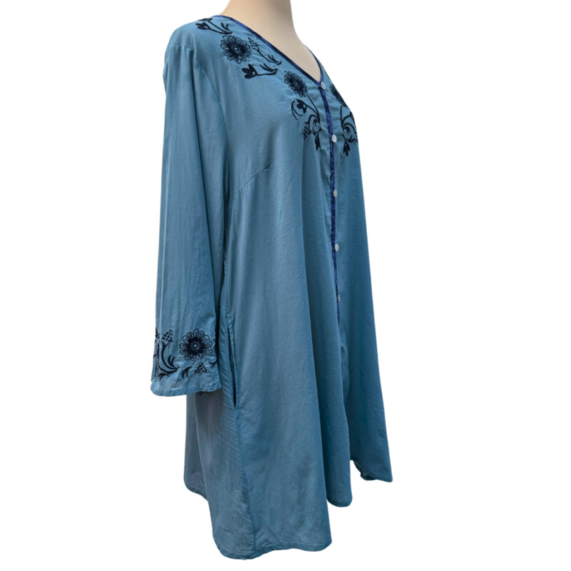 New Gudrun Sjödén Tunic<br />
Embroidered Flowers<br />
With Pockets<br />
SeaFoam, Navy and Blue<br />
Size: Medium