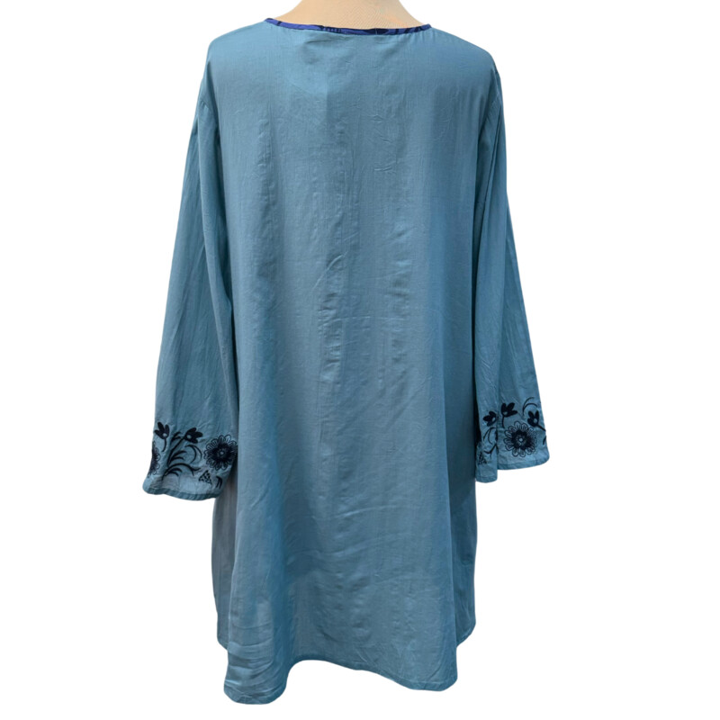 New Gudrun Sjödén Tunic<br />
Embroidered Flowers<br />
With Pockets<br />
SeaFoam, Navy and Blue<br />
Size: Medium