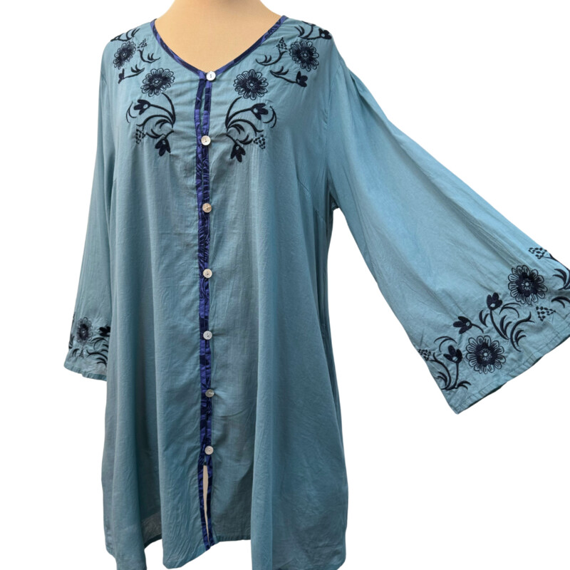 New Gudrun Sjödén Tunic<br />
Embroidered Flowers<br />
With Pockets<br />
SeaFoam, Navy and Blue<br />
Size: Medium