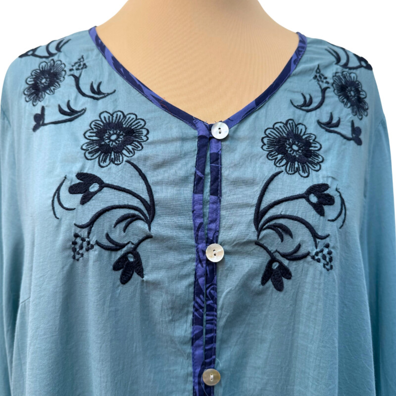 New Gudrun Sjödén Tunic<br />
Embroidered Flowers<br />
With Pockets<br />
SeaFoam, Navy and Blue<br />
Size: Medium